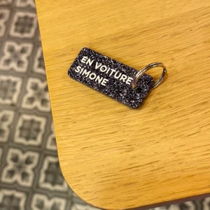 Porte-clés pailleté ‘En voiture Simone’ Noir | PLUS DE LOVE